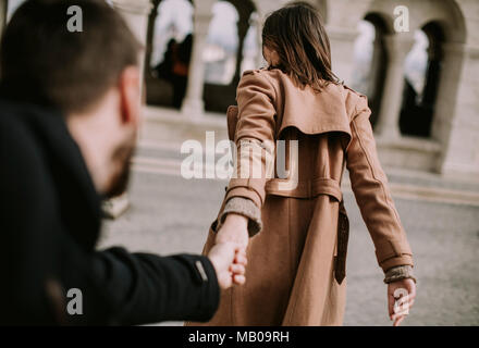 A piedi della graziosa amare giovane felicemente a piedi e tenendo le mani a Budapest, Ungheria Foto Stock