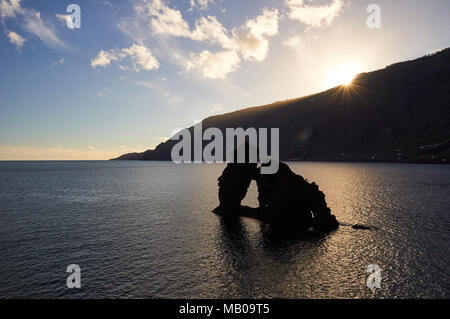 Vista al tramonto di Roque de Bonanza isolotto di El Hierro, Isole Canarie, Spagna Foto Stock