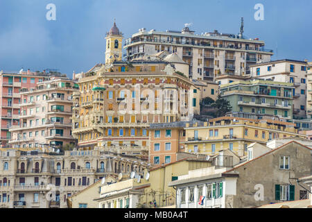 Vista in edifici residenziali a Genova, Italia Foto Stock