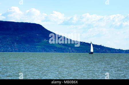 Nave a vela sul lago di Balaton, Ungheria Foto Stock