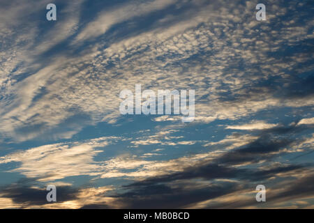 Profondo cielo blu e riempito con strati di nuvola bianca Foto Stock