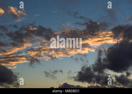 Profondo cielo blu e riempito con strati di bianco e nero cloud Foto Stock
