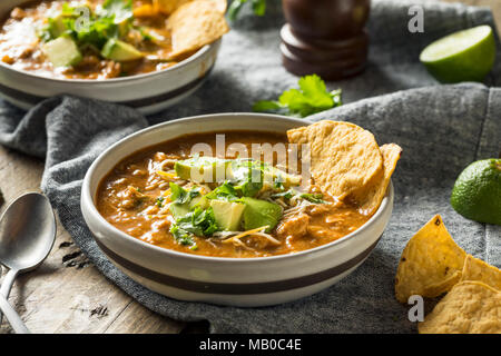 In casa piccante zuppa di frittata di patate con formaggio il coriandolo e lime Foto Stock