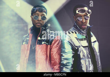 I fratelli gemelli Paolo (sinistra) e Peter Allimadi indossa giacche da L4L ABBIGLIAMENTO come di frequentare la London Fashion Week Autunno Inverno 2018. Foto Stock