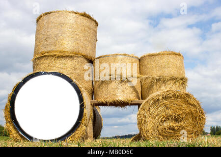 Le balle di paglia con uno spazio libero per l'immissione di testo. Sullo sfondo è il campo e il blu del cielo. Foto Stock