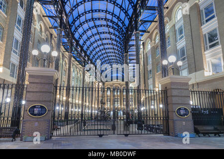 1 BATTLE BRIDGE LN, Londra - SETTEMBRE 7,2017: Hays Galleria è un centro commerciale , è situato sulla riva sud del fiume Tamigi con uffici Foto Stock