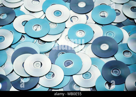 Disposizione casuale di blu argento DVD e dischi CD creare dati concetto di disposizione di sfondo di colore grigio-azzurro DVD e dischi CD creare dati concetto backgr Foto Stock