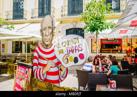 Malaga, Andalusia, Spagna : i giovani donne a un esterno tapas bar in Plaza del Carmen square con Pablo Picasso sign in primo piano. Foto Stock