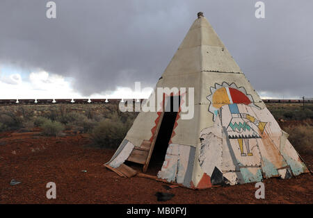 Un tepee-style struttura si erge al Meteor City Trading Post vicino a Winslow, Arizona. Chiuso dal 2012, il percorso 66 landmark è ora in fase di restauro. Foto Stock