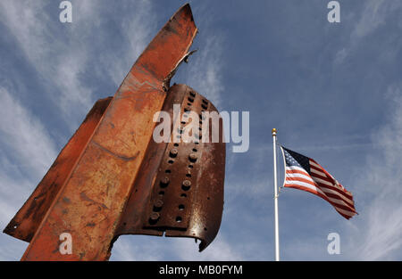 Una delle due travi di acciaio recuperato dal relitto del World Trade Center che formano parte del 9/11 ricordo giardino in Winslow, Arizona. Foto Stock