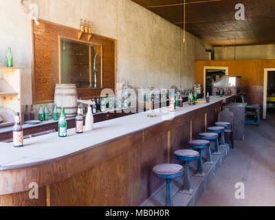 Guardare all'interno dell'abbandonato, desolati berlina di Bodie a Bodie State Historic Park, un ex Wild West gold rush boomtown, oggi una città fantasma. Foto Stock