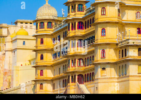 City Palace Udaipur Rajasthan in India. Si trova sulla riva est del lago Pichola. Foto Stock