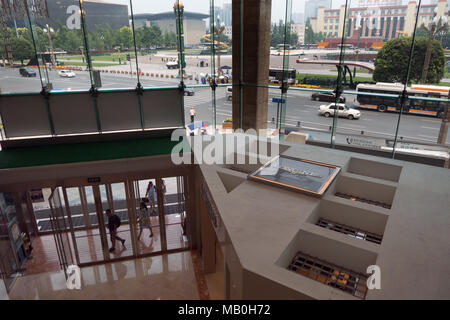 Vista urbano della piazza Tianfu a Chengdu Sichuan, in Cina. La piazza più grande nel sud-ovest della Cina, Asia. Paesaggio nella città cinese di moderni edifici, Foto Stock