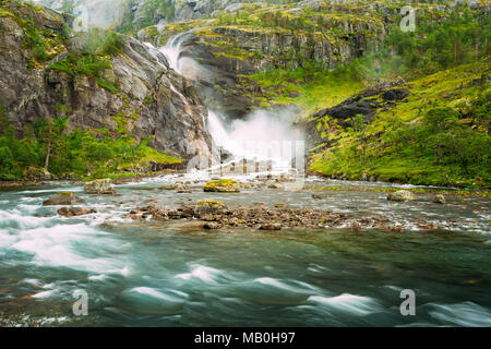 La Norvegia. Bella cascata nella Valle delle Cascate in Norvegia. Cascate Husedalen erano una serie di quattro cascate giganti nel sud fiordo. Foto Stock