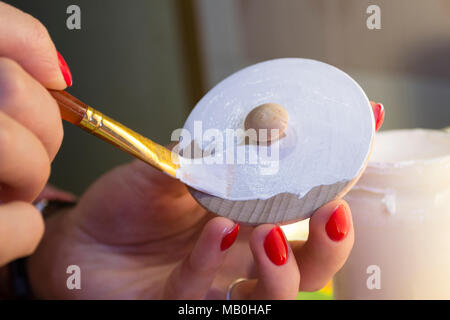 Donna pittura tappo di legno in bianco. Fatte a mano, DIY, Closeup photo. Foto Stock