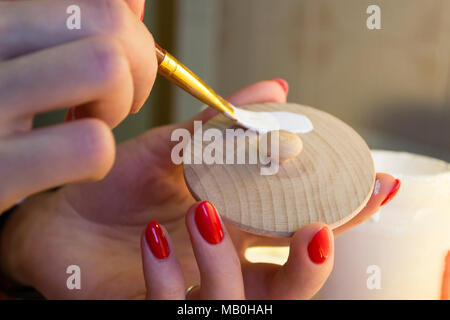 Donna pittura tappo di legno in bianco. Fatte a mano, DIY, Closeup photo. Foto Stock