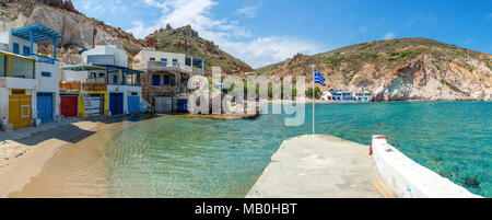 Porto di pesca e una spiaggia con incredibile acqua blu in Firopotamos Bay. Milos, Cicladi, Grecia Foto Stock