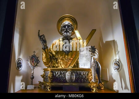 Reliquiario con le reliquie di San Andrea Apostolo. Saint Andrew nella Cattedrale di Amalfi, Piazza del Duomo, Amalfi, Campania, Italia Foto Stock
