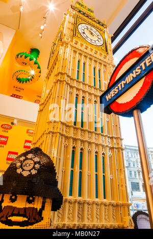 Inghilterra, Londra, Leicester Square, Negozio Lego, Big Ben statua fatta di Lego Foto Stock