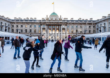 Inghilterra, Londra, Strand, Somerset House, il pattinaggio su ghiaccio Foto Stock