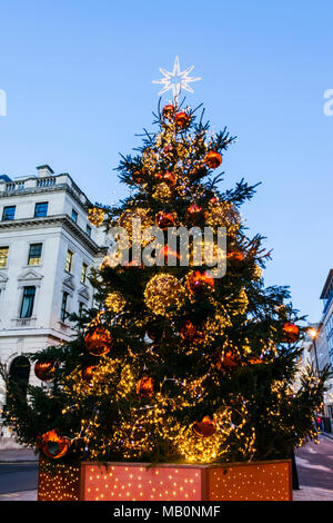 Inghilterra, Londra, Regent Street, Waterloo Place e St James albero di Natale Foto Stock