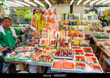 Giappone, Hoshu, Tokyo, Ueno, Ameyoko Shopping Street, Negozio di frutti di mare Foto Stock