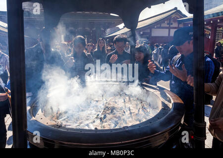 Giappone, Hoshu, Tokyo Asakusa, Tempio di Asakusa Kannon aka Sensoji, gigante bruciatore di incenso Foto Stock