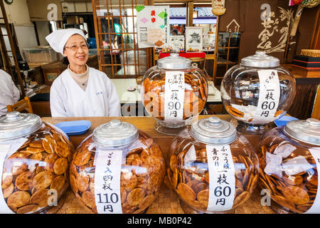 Giappone, Hoshu, Tokyo, Katsushika Shibamata, riso tradizionale Cracker Store Foto Stock