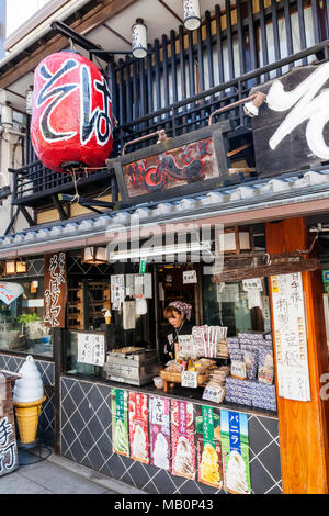 Giappone, Hoshu, Tokyo, Katsushika Shibamata, tradizionale a base di noodle Shop facciata Foto Stock