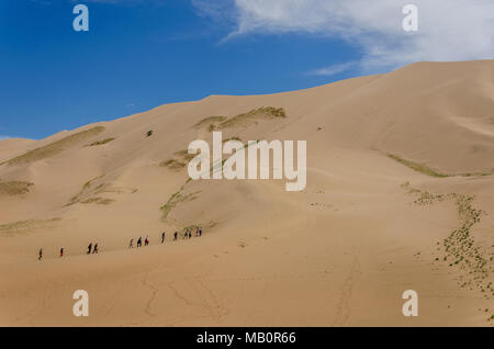 Salendo lo Khongoryn Els, deserto dei Gobi e Mongolia Foto Stock