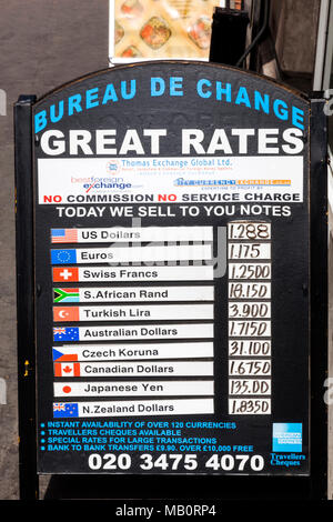 Inghilterra, Londra, ufficio di cambio, del tasso di cambio di una valuta estera Board Foto Stock