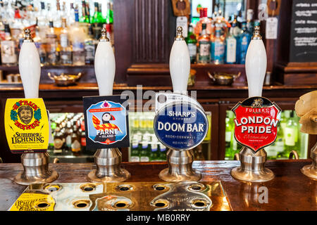 Inghilterra, Londra, Pub birra maniglie della pompa Foto Stock