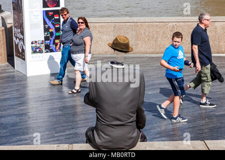 Inghilterra, Londra, Southwark, Bankside, Uomo Invisibile Busker Foto Stock