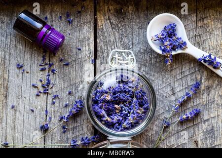 Secchi fiori di lavanda e lavanda Olio su legno vintage background - Sfondo a base di erbe Foto Stock