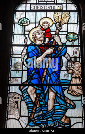 Inghilterra, Londra, Wapping, San Pietro docks londinesi chiesa cattolica, Vetrata raffigurante San Cristoforo il santo patrono di viaggiatori Foto Stock