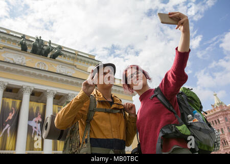 Due giovani escursionisti tenendo selfies davanti a un edificio storico Foto Stock