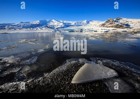 Montagne, vari, ghiaccio, Europa Fjallsarlón, Fjallsjökull, ghiacciaio, laguna glaciale, isola, paesaggi, neve, riflessioni, struttura, l'isola di Vulcano, w Foto Stock