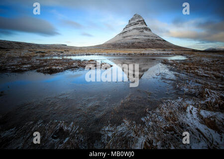 Montagne, Europa, Isola, Kirkjufell, paesaggi, light, lago, Snaefellsnes, riflessione, isola di Vulcano, acqua, inverno Foto Stock