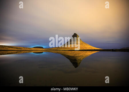 Montagne, Europa, Isola, Kirkjufell, paesaggi, light, notte, lago, Snaefellsnes, riflessione, isola di Vulcano, acqua, inverno Foto Stock