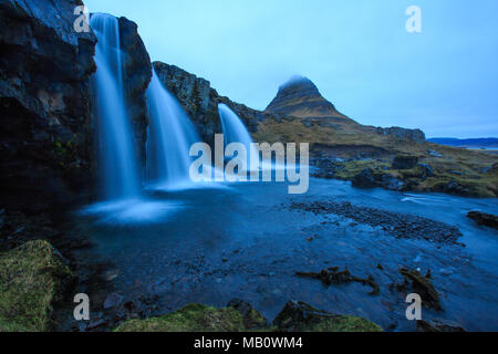 Montagne, Europa, Isola, Kirkjufell, Kirkjufellsfoss, paesaggi, Snaefellsnes, isola di Vulcano, acqua, cascata, inverno Foto Stock