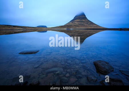 Montagne, Europa, Isola, Kirkjufell, paesaggi, lago, Snaefellsnes, riflessione, isola di Vulcano, acqua, inverno Foto Stock