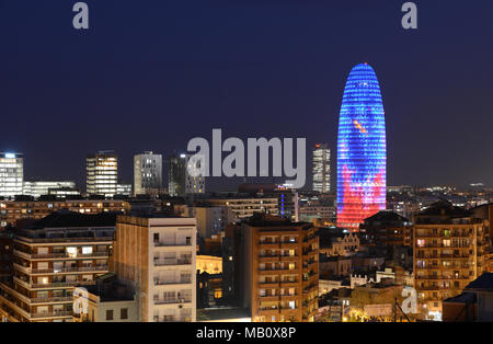 Torre Glories o Torre Agbar nell'urbano paesaggio notturno di Barcellona, in Catalogna, Spagna Foto Stock