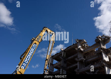 Braccio dell'escavatore idraulico da demolizione Caterpillar 350LHigh Reach sul sito di demolizione, edificio in cemento armato parzialmente demolito, Bury lancashire uk Foto Stock