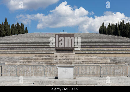 Il Memoriale di Redipuglia, il più grande memoriale dedicato ai soldati caduti nella Prima Guerra Mondiale - Fogliano Redipuglia, Friuli Venezia Giulia, Italia Foto Stock