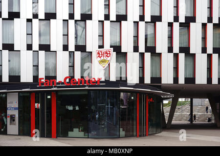 Stoccarda, Germania - Febbraio 03, 2018: la vetrina del centro della ventola del VFB Stoccarda al Mercedes-Benz Arena con il logo del club al di sopra della norma EN Foto Stock