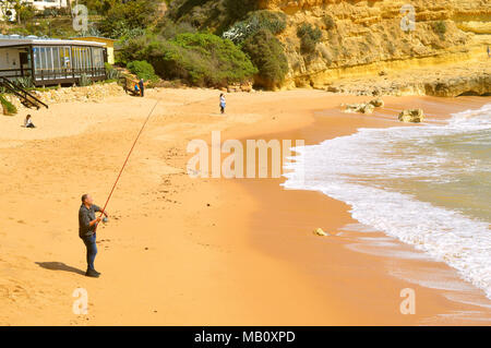 Un uomo la pesca in mare dalla spiaggia Aveiros Foto Stock