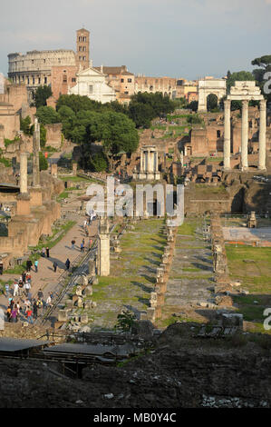 Via Sacra (Sacra Road), Basilica Giulia (Basilica Giulia), Tempio dei Dioscuri (Tempio di Castore e Polluce), il Tempio di Vesta (Tempio di Vesta e casa Foto Stock