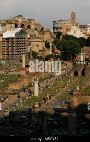 Via Sacra (Sacra Road), Basilica Giulia (Basilica Giulia), Tempio dei Dioscuri (Tempio di Castore e Polluce), il Tempio di Vesta (Tempio di Vesta e casa Foto Stock