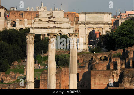 Via Sacra (Sacra strada), il Tempio dei Dioscuri (Tempio di Castore e Polluce), la Casa delle Vestali (Casa delle Vestali) e Arco di Tito (Arch o Foto Stock