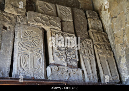 Collezione unica di scolpito medievale grave lastre nel portico di Bakewell Chiesa Parrocchiale Foto Stock